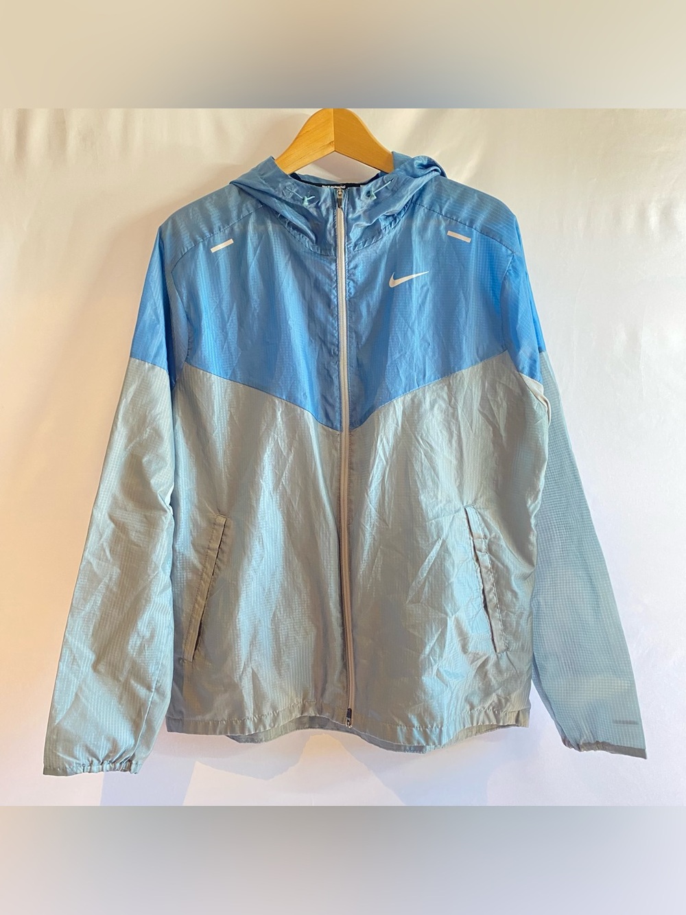 Nike Impossibly Light Windrunner Blue and Gray Jacket, size M